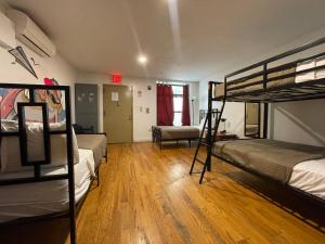 Postel nebo postele na pokoji v ubytování NY Moore Hostel