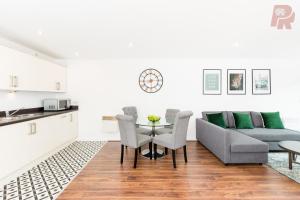 uma sala de estar com um sofá e uma mesa em Central Massplaza 2 Bedroom Apartment With Balcony - Hi Floor em Birmingham