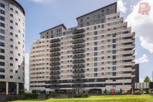 deux grands bâtiments côte à côte dans l'établissement Central Massplaza 2 Bedroom Apartment With Balcony - Hi Floor, à Birmingham