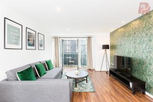 a living room with a couch and a tv at Two Bedroom Flat By Emporium Property Management Short Lets & Serviced Accommodation Birmingham With Balcony & Close To Central Massplaza in Birmingham