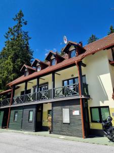 un bâtiment avec une moto garée devant lui dans l'établissement Apartma Jakob Rogla, à Vitanje