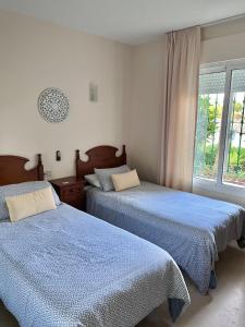 - une chambre avec 2 lits et une fenêtre dans l'établissement Estrelicia II, à Marbella