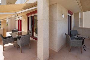 A seating area at Colina 1 apartamento parking piscina mar