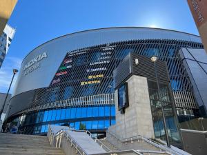 Un grand bâtiment avec des escaliers se trouve juste devant. dans l'établissement ARENA Studio, à Tampere