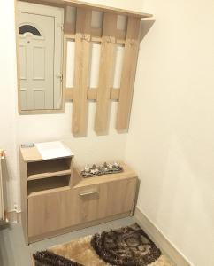 a room with a mirror and a table and a window at Apartman Dunja II in Prijedor