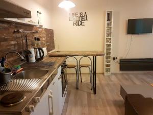A kitchen or kitchenette at Aheloy Apartments
