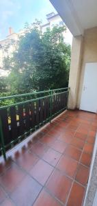 a balcony with a fence and a tree at Exklusive Wohnung in Linz