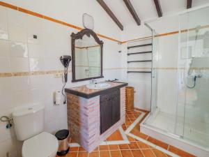 Koupelna v ubytování Tu Villa Rural Lentisco 8 Dormitorios Piscina privada