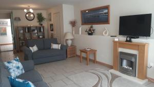 Μια τηλεόραση ή/και κέντρο ψυχαγωγίας στο Gîte Déco en ville, wi-fi rapide et parking