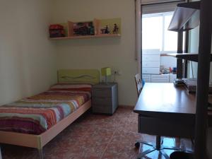 Una cama o camas en una habitación de Pis a Blanes amb precioses vistes al mar.