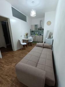 ein Wohnzimmer mit Sofa und Tisch in der Unterkunft Suite Centrale 44 in Marsala