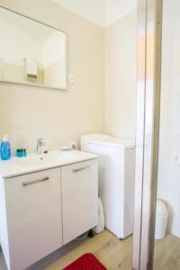 Kúpeľňa v ubytovaní Two room apartment on the beach-Zoranka + 37 fotografií