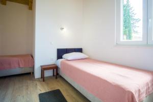 Posteľ alebo postele v izbe v ubytovaní Two room apartment on the beach-Zoranka