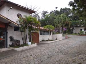 a cobblestone street in front of a house at Pousada Juriti - Eco Hotel in São Roque
