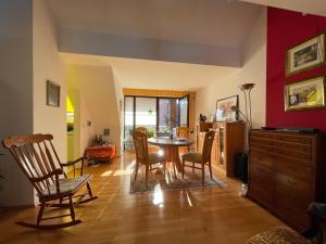 una sala de estar con una mesa y sillas en Habitat Himmelgeist, en Düsseldorf