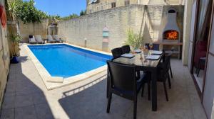Πισίνα στο ή κοντά στο 400 year old converted farmhouse with private pool