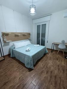 ein Schlafzimmer mit einem Bett und einem Tisch darin in der Unterkunft Suite Centrale 44 in Marsala