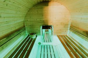 an inside of a sauna with a bucket in it at Duch Huszczy w środku sosnowego lasu in Łomazy