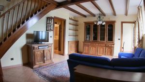 ein Wohnzimmer mit einem Sofa und einem TV in der Unterkunft Casa di 2 piani ai piedi della Valtournenche CIR 0032 in Châtillon