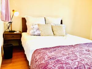 ein Schlafzimmer mit einem großen Bett mit Kissen darauf in der Unterkunft Yatsugatake Villa Masaki - Vacation STAY 74331v in Hokuto