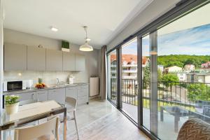Kuchyňa alebo kuchynka v ubytovaní Apartamenty Horyzont SeaView by Rent like home