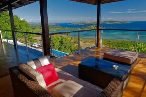 - un salon avec vue sur l'océan dans l'établissement VILLA DOMINGO - Incroyable vue panoramique, à Andilana