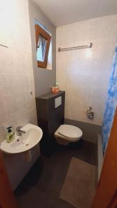 A bathroom at Chata Kriváň - bez kontaktu s ubytovateľom "Click 'n Sleep"