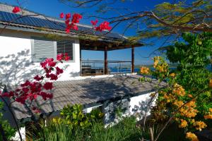 une maison avec vue sur l'océan dans l'établissement VILLA DOMINGO - Incroyable vue panoramique, à Andilana