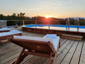 Bazén v ubytovaní Stone House Rosuja alebo v jeho blízkosti