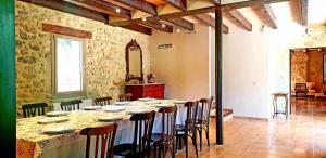 a dining room with a long table and chairs at Recientemente restaurada, ideal para familias! in Cabanellas