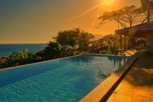 ein Schwimmbad mit dem Ozean im Hintergrund in der Unterkunft VILLA DOMINGO - Incroyable vue panoramique in Andilana