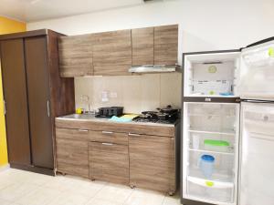 una cocina con nevera con la puerta abierta en Apartahotel BETHEL 103 x 6 Personas Privado, en Salento