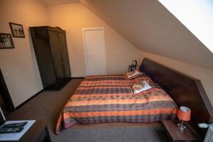 Postel nebo postele na pokoji v ubytování City Center Kaķis B&B