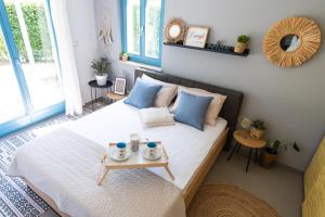 sypialnia z łóżkiem ze stołem w obiekcie Villa Toro w mieście Motovun