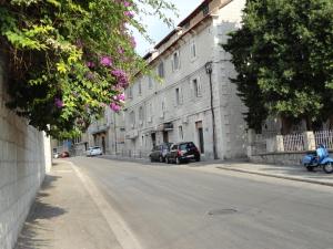 una strada con auto parcheggiate sul lato di un edificio di Rooms and Apartments Emily a Spalato (Split)