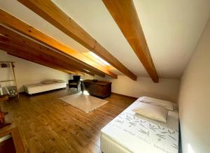 Posteľ alebo postele v izbe v ubytovaní Stone House Rosuja