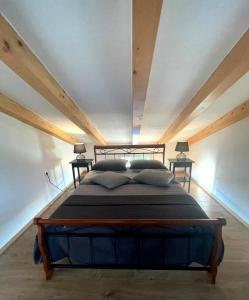 Posteľ alebo postele v izbe v ubytovaní Stone House Rosuja