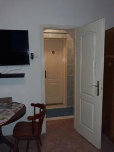 Telewizja i/lub zestaw kina domowego w obiekcie Flamingo Apartman