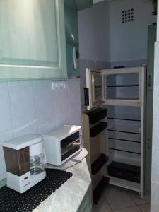 La cocina está equipada con microondas y tostadora. en Flamingo Apartman en Sopron
