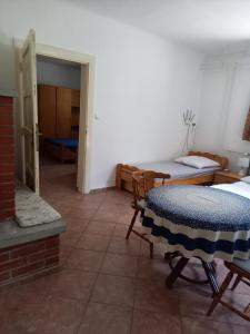 pokój z łóżkiem, stołem i krzesłami w obiekcie Flamingo Apartman w mieście Sopron
