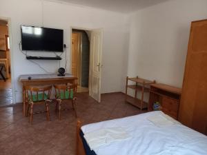 Telewizja i/lub zestaw kina domowego w obiekcie Flamingo Apartman