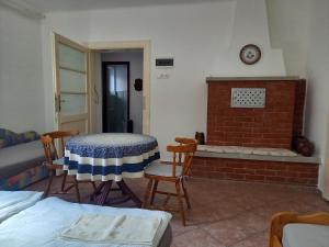 Pokój z ceglanym kominkiem, stołem i krzesłami w obiekcie Flamingo Apartman w mieście Sopron