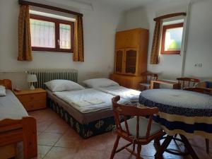 1 dormitorio con 2 camas, mesa y sillas en Flamingo Apartman en Sopron