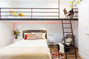 A bed or beds in a room at Premium Rooms by Hi5 - Style at the Comedy Theater