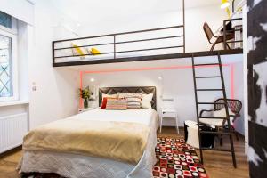 A bed or beds in a room at Premium Rooms by Hi5 - Style at the Comedy Theater