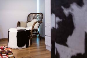 A seating area at Premium Rooms by Hi5 - Style at the Comedy Theater