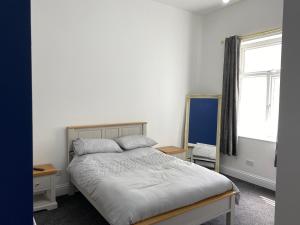 a bedroom with a bed and a window at Lovely 1 bed ground floor flat in Leamington Spa in Leamington Spa