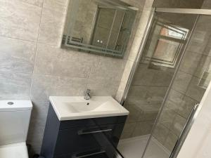 Un baño de Lovely 1 bed ground floor flat in Leamington Spa