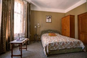 Postel nebo postele na pokoji v ubytování City Center Kaķis B&B
