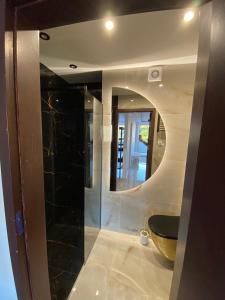 a bathroom with a large mirror and a sink at Apartament z balkonem i widokiem na morze w Sopocie blisko Opery Leśnej in Sopot